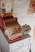 Rot-goldene Kasse auf Aktenschrank im Haus von Faversham, Kent, UK