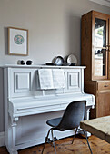 Schwarzer Stuhl am Klavier mit Notenblättern in einem Haus in Sheffield Yorkshire UK