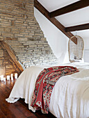 Orientalischer Bademantel auf einem Doppelbett in einem Bauernhaus in West Yorkshire UK