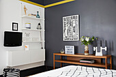 Schlafzimmer in grau-gelber und weißer Farbkombination in modernisiertem Haus in Preston, Lancashire, England UK