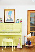 Vergoldetes gerahmtes Kunstwerk auf gelbem Klavier mit Glasvitrine in einem Haus in East Riding of Yorkshire England UK