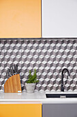 Geometrisch gemusterte Spritzschutzwand in einer modernen Küche London UK