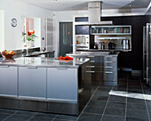 Moderne Einbauküche mit Milchglas- und Edelstahleinheiten und Schieferbodenfliesen