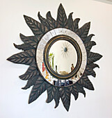 Nahaufnahme eines Spiegels mit Blattumrandung in einem Haus in New Malden, Surrey, England, UK