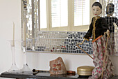 Orientalische Figur und mosaikgefliester Spiegelrahmen in einem Haus in New Malden, Surrey, England, UK