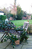 Laub für Weihnachtsdekoration im Garten, einschließlich Stechpalme und Konifere