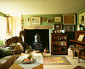 Erbsengrünes Wohnzimmer mit viktorianischen Möbeln und Accessoires