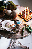 Kerzen und kunsthandwerkliche Objekte auf dem Couchtisch