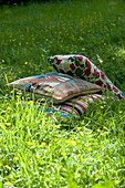 Drei Kissen im Gras