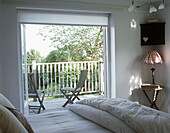 Schlafzimmer mit Balkon über dem Garten
