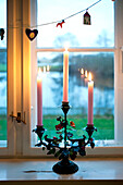 Brennende Kerzen auf der Fensterbank in Odense