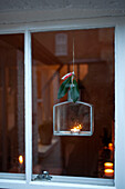 Kerzenlaterne hängt im Fenster des Hauses in Richmond