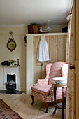 Überprüfter Sessel neben einem Einbauschrank in einem Haus in Devon