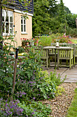 Gartenmöbel in einem Sommerhausgarten