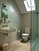 Getäfeltes Badezimmer mit Oberlicht und wandmontiertem Waschbecken in einem Einfamilienhaus in Suffolk, England, UK