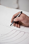 Mann zeichnet Entwürfe auf Papier im historischen Yeovil Somerset, England, UK