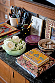 Muscheln und Notizbücher mit Schreibwaren in der Werkstatt eines Londoner Hauses UK