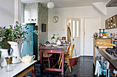 Schultasche auf dem Stuhl am Küchentisch in einem modernen Haus in London, UK