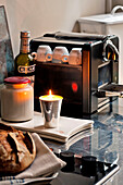 Kaffeemaschine mit Kerzenlicht in einer Wohnung in Paris, Frankreich