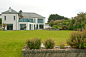 Begrünter Außenbereich mit Hochbeet, freistehendes Haus, Cornwall, England, UK