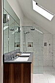 Duschwand und Doppelwaschbecken in der Nasszelle eines Hauses in London, England, UK