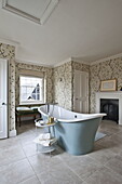 Freistehende Badewanne auf Rollen in einem modernen Landhaus in Suffolk, England, UK