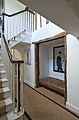 Braune Ledersitzgruppe im Eingangsflur eines modernen Hauses in Suffolk/Essex, England, UKB