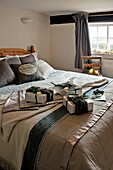 Eingepackte Geschenke auf einem Doppelbett in einem Landhaus in Shropshire, England, UK