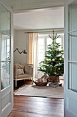 Blick durch eine Doppeltür auf den Weihnachtsbaum im Haus in Crantock Cornwall England UK