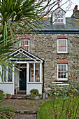 Außenfassade eines Bauernhauses in Crantock mit Glasveranda Cornwall England UK