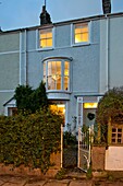 Offenes Tor und mit Kieselstein gepflasterte dreistöckige Außenfassade eines Hauses in Penzance Cornwall England UK
