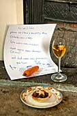 Brief vom Weihnachtsmann mit einem Glas Sherry und einem Minzpastetchen im Kamin des Hauses der Familie in Penzance, Cornwall, Großbritannien