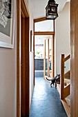 Blick durch die hölzerne Eingangstür vom Flur eines modernen Einfamilienhauses, Cornwall, Großbritannien