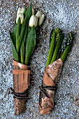 Tulpen und Hyazinthen in feuchtes Zeitungspapier eingewickelt London England UK