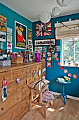 Kunstwerke und Ornamente auf einer Holztruhe am Fenster in einem Kinderzimmer in East Grinstead, West Sussex, England UK