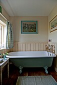 Freistehende Badewanne in einem Badezimmer mit Nut und Feder in Edworth, Bedfordshire, England, Vereinigtes Königreich