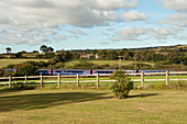 Eisenbahnwaggons fahren durch die Landschaft von Penzance, Cornwall, England, UK
