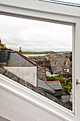 Blick auf die Dächer durch eine Dachgaube Cornwall England UK