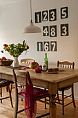 Esstisch und Stühle aus Holz mit Zahlen in einem Landhaus in Cornwall UK