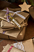 Weihnachtsgeschenke in braunes Papier mit Schleife eingewickelt St Erth UK