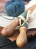 Stilleben von Kunsthandwerksprodukten mit Holzkugel