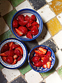 Drei Schalen mit geschnittenen Erdbeeren Marokko Nordafrika
