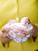 Frau reinigt Hände mit Seife