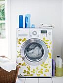 Waschmaschine mit Waschmittel und Wäsche