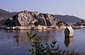 Lykische Felsengräber in Simena auf der Insel Kekova an der türkischen Mittelmeerküste
