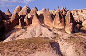 Die Pilzfelsen, eine vulkanische Felsformation in der Nähe von Goreme in Kappadokien