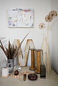 Federn und Trockenblumen mit kunstinspirierenden Objekten, Haus der Familie Tenterden, Kent, England, UK