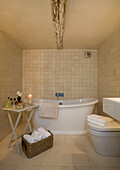 Zeitgenössische freistehende Badewanne in einem Haus mit Balken in Tenterden, Kent, England, UK