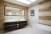 Doppelwaschbecken im braun gefliesten Badezimmer eines modernen Hauses in Bath Somerset, England, UK