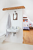 Ensuite-Badezimmer im Dachgeschoss eines Strandhauses in Emsworth, Hampshire, England UK
